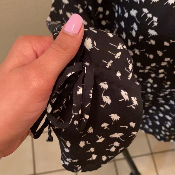 J. Crew XXS black pin tuck black and white floral blouse !! - Picture 4 of 4